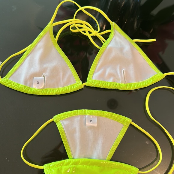 Very beachy, neon vinyl, bikini, size small, never worn - Picture 3 of 3